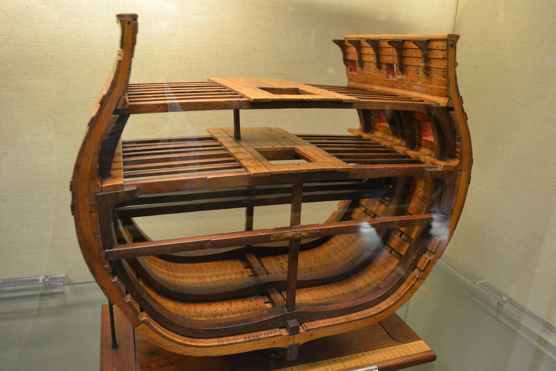 Sección de la cuaderna maestra del navío San Juan Nepomuceno (1766-1805), modelo del siglo XVIII para comparar los sistemas de construcción inglés y francés. Museo Naval de Madrid. CC BY-SA 4.0.
