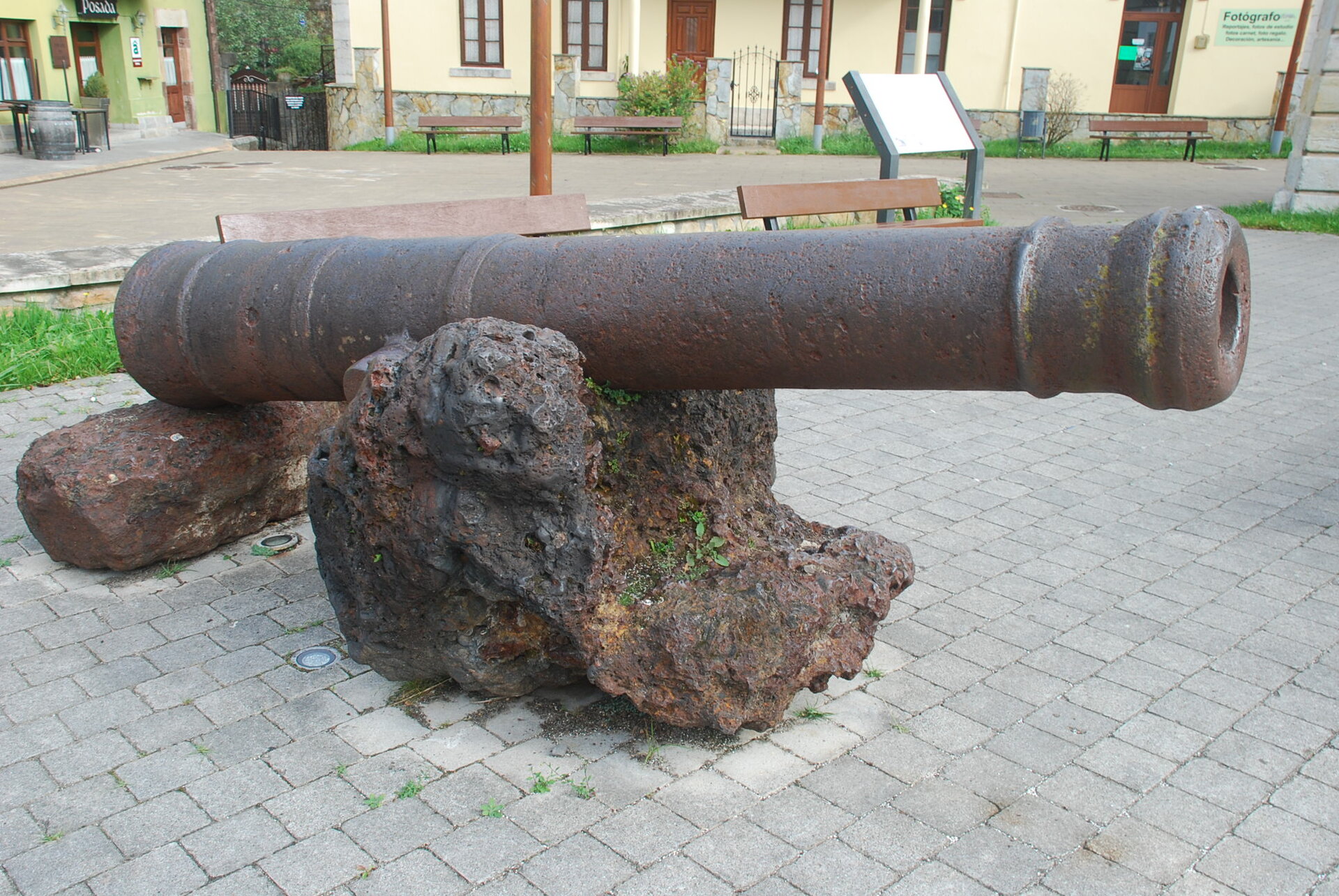 Naval artillery: cannons, carronades and howitzers